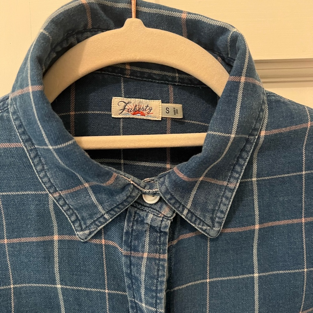 Flannel, plaid. Light weight.